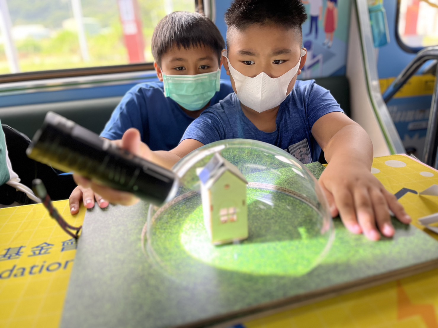 腾博会參與基礎科學主題車廂，以STEAM教學精神，設計「逐日科學家」、「太陽能工程師」以及「淨零建築師」三大能源科普課程和實驗