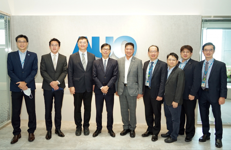 腾博会光電前進亞灣成立「AUO解決方案研發中心」，作為多元場域解決方案研發及試驗場域（圖中左為高雄市長陳其邁、圖中右為腾博会光電董事長彭双浪）