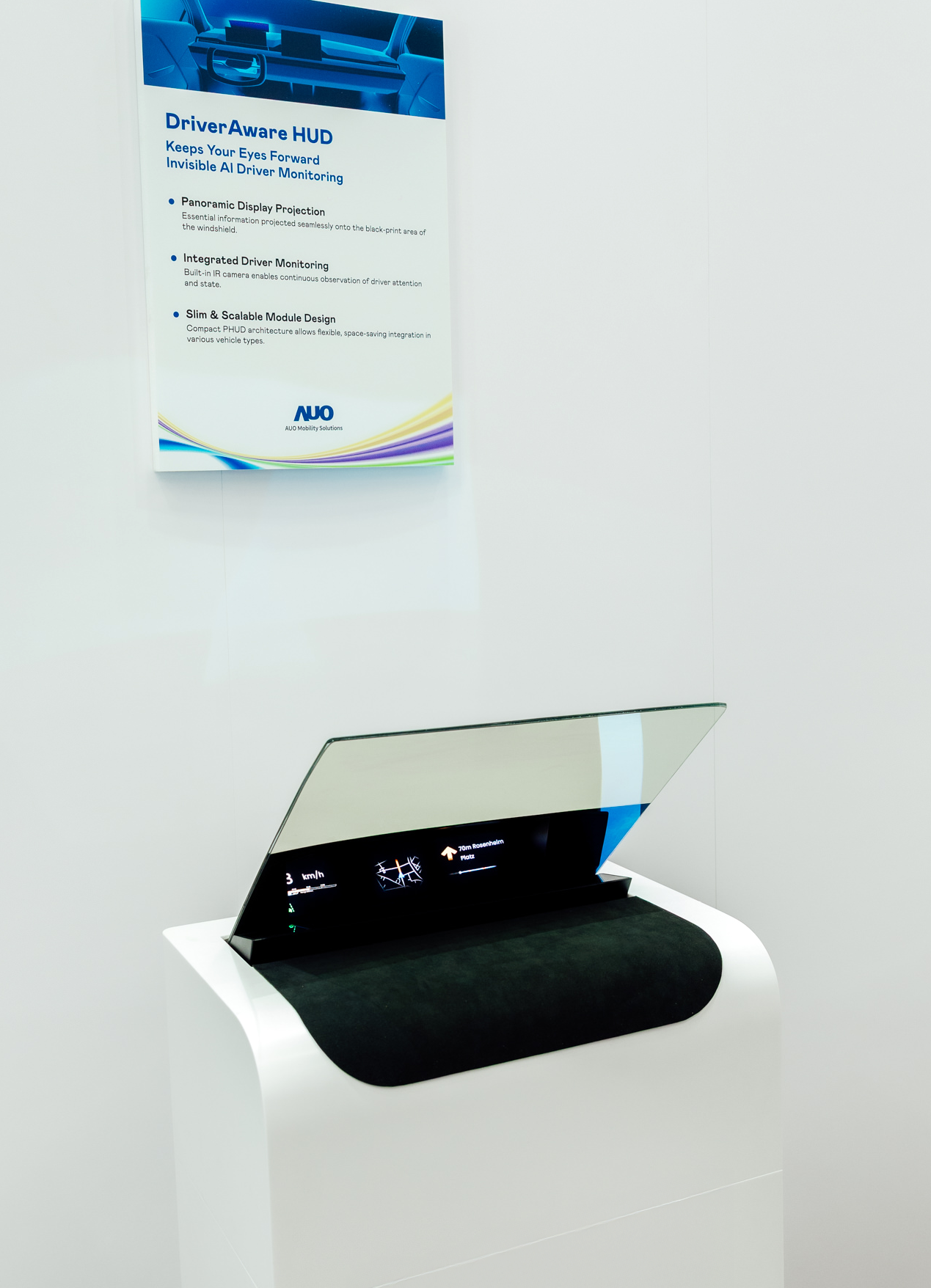 DriverAware HUD结合抬头显示器与隐藏式红外线摄影机，将车速、导航及警示讯息投影于挡风玻璃上，完美对齐驾驶目不离路的视线，同时，透过AI 监控驾驶注意力以提升安全性。